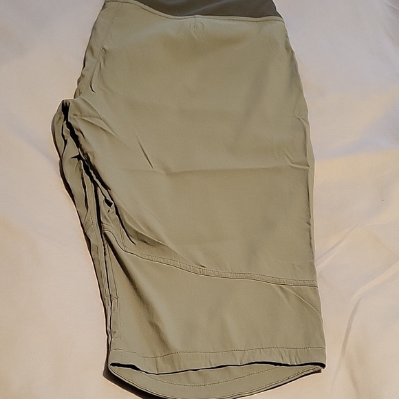 Outdoor Research Green Capris with Relaxed Fit and Soft Fabric - Picture 4 of 4